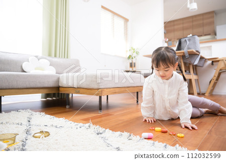 Children playing house and role-playing, image of children aged 3 to 4, wide-angle living room 112032599