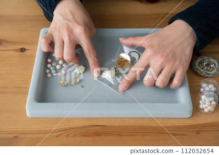 女人的手包裝髮飾 112032654