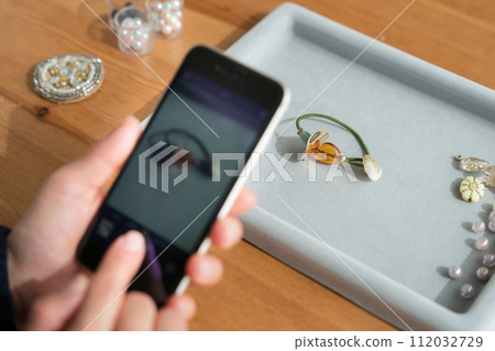 一位女士用智慧型手機為配件拍照 一位女士用智慧型手機為配件拍照 112032729