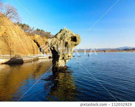 在北海道江差町大島拍攝早春的Botoko Rock風景 在北海道江差町大島拍攝早春的Botoko Rock風景 112032929