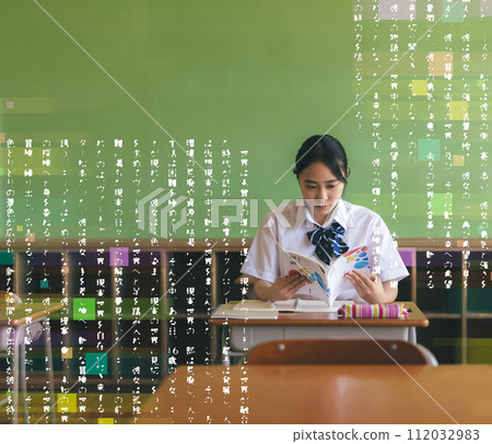 在學校教室學習的高中生 112032983