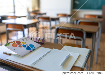 課本和筆記本放在教室桌上 課本和筆記本放在教室桌上 112032986