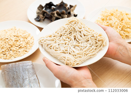 中年婦女選擇膳食纖維高的食物(蕎麥麵) 中年婦女選擇膳食纖維高的食物(蕎麥麵) 112033006