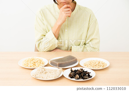 Middle-aged women who are worried about foods that contain a lot of dietary fiber Middle-aged women who are worried about foods that contain a lot of dietary fiber 112033010