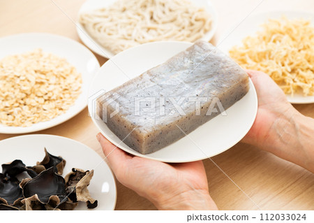 Middle-aged women choose foods high in dietary fiber (konnyaku) Middle-aged women choose foods high in dietary fiber (konnyaku) 112033024