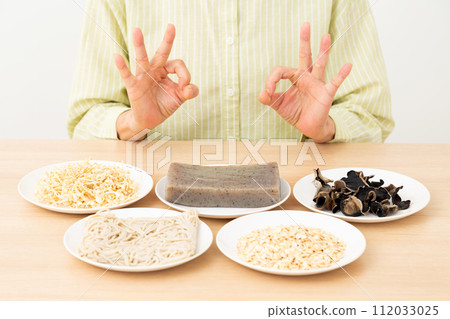 一位中年婦女畫了一個圓圈，表示飲食纖維含量高的食物。 112033025