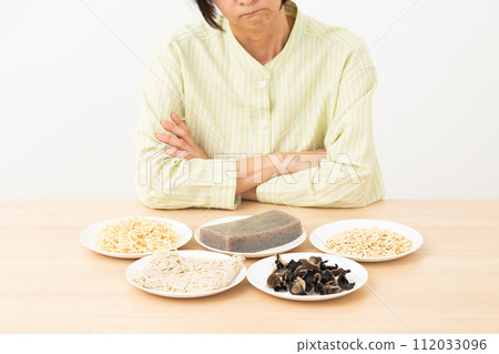 擔心含有大量膳食纖維的食物的中年女性 112033096