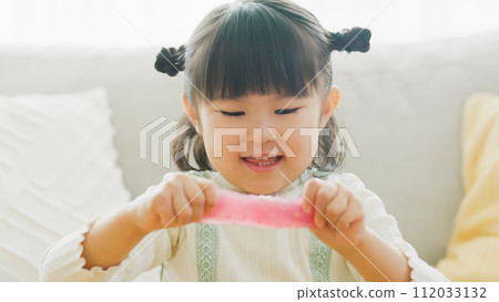 kid playing with slime 112033132