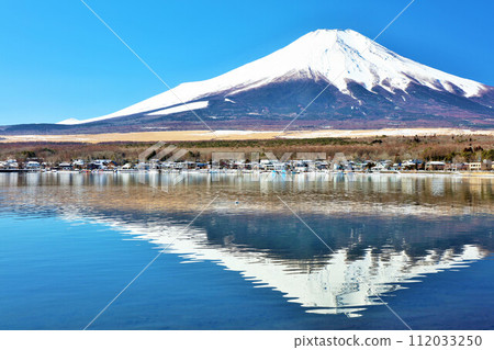 Yamanashi Prefecture, Lake Yamanaka and Mt. Fuji under the blue sky Yamanashi Prefecture, Lake Yamanaka and Mt. Fuji under the blue sky 112033250