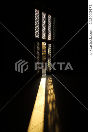 傍晚時分，陽光透過微開的門照射進來 112033471