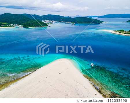 無人機拍攝蔚藍大海中擁有美麗白色沙灘的無人島嘉比島(沖繩縣島尻郡卡比島、座間味島、慶良間諸島) 無人機拍攝蔚藍大海中擁有美麗白色沙灘的無人島嘉比島(沖繩縣島尻郡卡比島、座間味島、慶良間諸島) 112033596