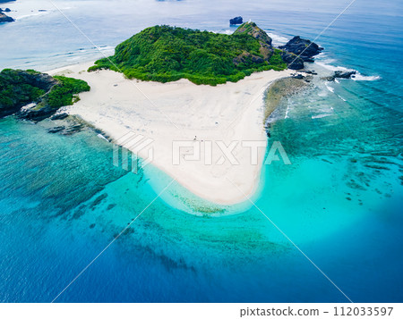 無人機拍攝蔚藍大海中擁有美麗白色沙灘的無人島嘉比島（沖繩縣島尻郡卡比島、座間味島、慶良間諸島） 112033597