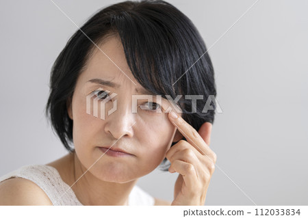 Beauty image portrait of a woman in her early 50s who cares about her eyes 112033834