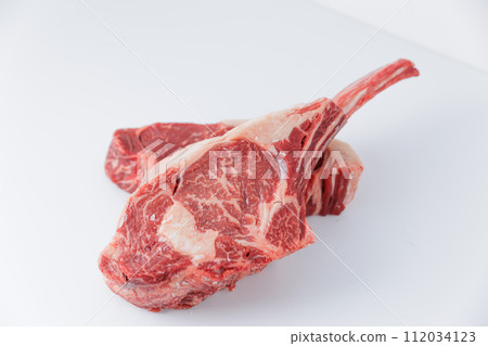 Raw meat sirloin tomahawk Raw meat sirloin tomahawk 112034123