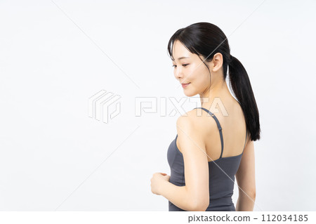 中年女性保養肌膚，女性鍛鍊身體 112034185