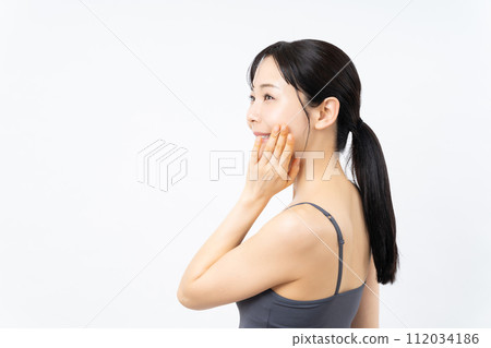 Middle-aged women taking care of their skin, women doing exercises 112034186