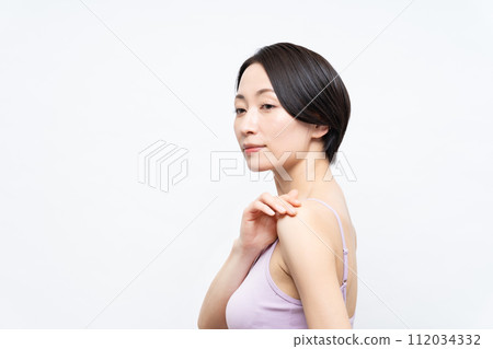 A middle-aged woman who does skin care A middle-aged woman who does skin care 112034332
