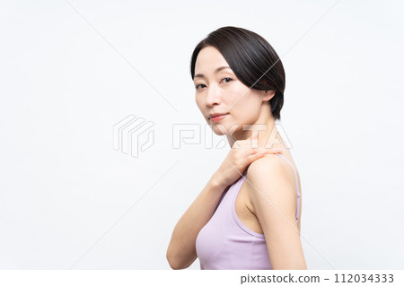 A middle-aged woman who does skin care 112034333