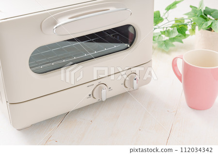 準備早餐|烤麵包機和杯子 準備早餐|烤麵包機和杯子 112034342