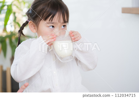 孩子喝牛奶 112034715