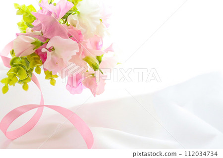 柔和的彩色春天花朵香豌豆花束 112034734