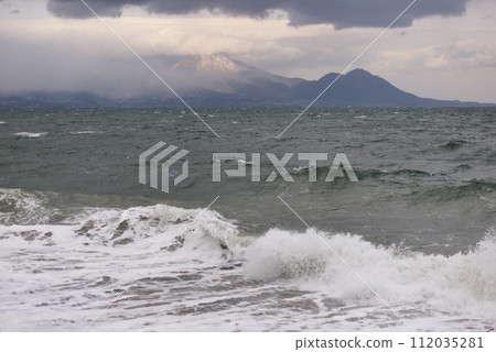 遠處可見宇土波濤洶湧的大海和長崎的雲仙 遠處可見宇土波濤洶湧的大海和長崎的雲仙 112035281