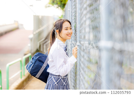 穿校服的學校女孩在學校大廈前面 112035793