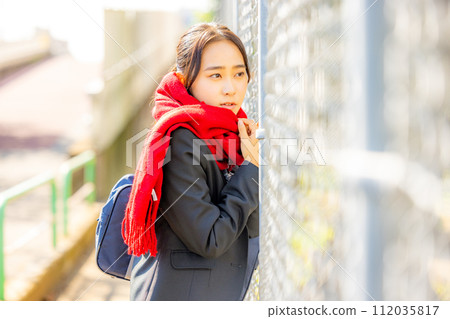 高中女孩在外面等她的男朋友 112035817