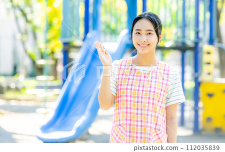 Nursery teacher playing in the park 112035839