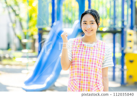 幼兒園老師在公園玩耍 112035840