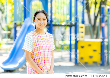 幼兒園老師在公園玩耍 112035841