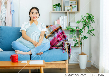 年輕女子在客廳放鬆 112035870
