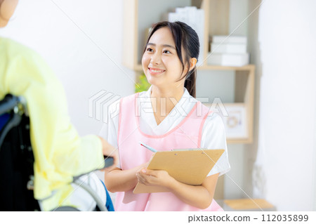 一個年輕的照顧者 112035899