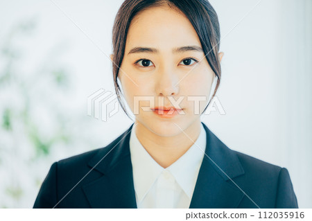 Young business woman Young business woman 112035916