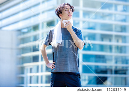 一個男人在健身房補水的場景 112035949
