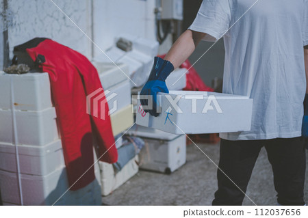 fish market, gents, male 112037656