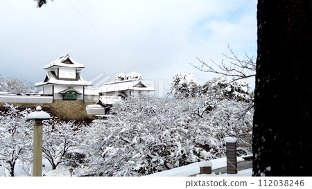 Snowy view of Ishikawa Gate in Kanazawa Castle Park 112038246