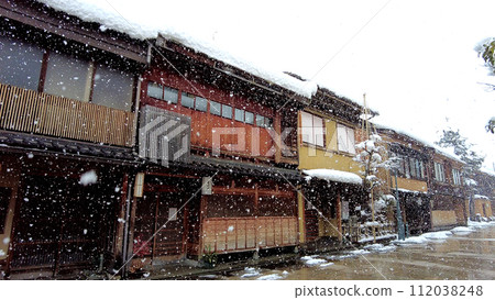 Snowy scenery of the streets of Kanazawa's Nishichaya District 112038248