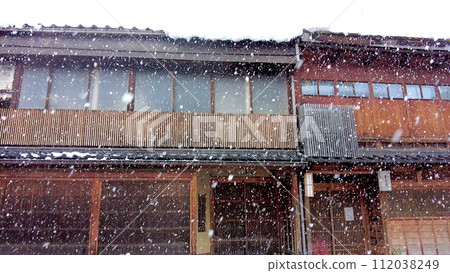 Snowy view of houses in Kanazawa's Nonishi Chaya District 112038249
