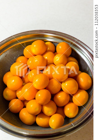 How to make delicious candied kumquats: Washing with water, Fukikoboshi, Candied stew How to make delicious candied kumquats: Washing with water, Fukikoboshi, Candied stew 112038353