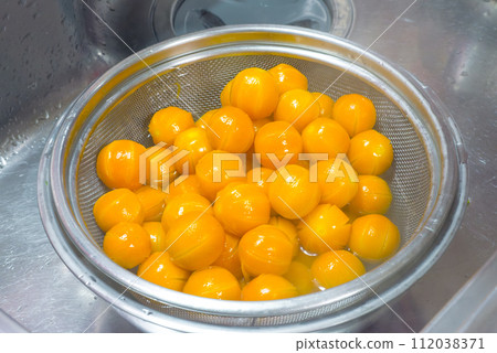 How to make delicious candied kumquats: Washing with water, Fukikoboshi, Candied stew How to make delicious candied kumquats: Washing with water, Fukikoboshi, Candied stew 112038371
