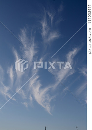 Streak clouds seen at Imabari Port 112038435