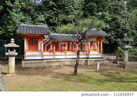 京都市五宮神社(Gokonomiya-jinja、Gokou-gu-jinja)境內的附屬神社豐國社一景。 京都市五宮神社(Gokonomiya-jinja、Gokou-gu-jinja)境內的附屬神社豐國社一景。 112038957