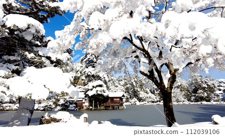 金澤兼六園霞池和內橋亭的雪景 金澤兼六園霞池和內橋亭的雪景 112039106