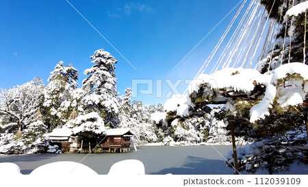 金澤兼六園霞池和內橋亭的雪景 112039109