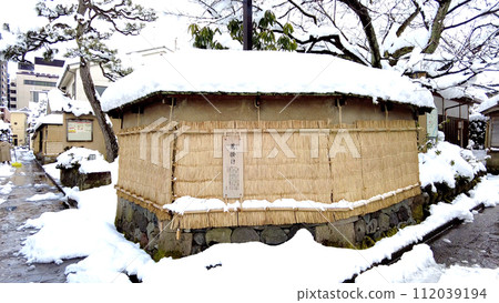 Snowy scenery of the Nagamachi samurai residence ruins in Kanazawa Snowy scenery of the Nagamachi samurai residence ruins in Kanazawa 112039194