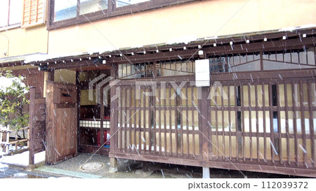 Snowy view of houses in Kanazawa's Nonishi Chaya District 112039372