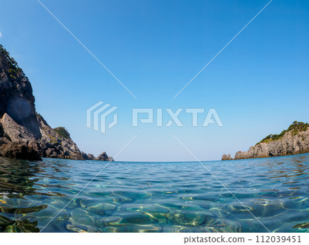 式根島上引浦美麗的大海和100m懸崖的半水攝影。東京都伊豆群島式根島中之浦海灘 112039451