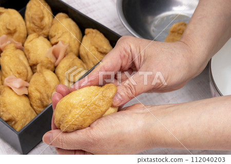 Inari sushi stuffing and making 112040203