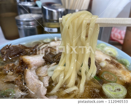 【拉麵】烤肉充足的醬油拉麵、中式拉麵、叉燒麵（麵條和筷子） 112040533